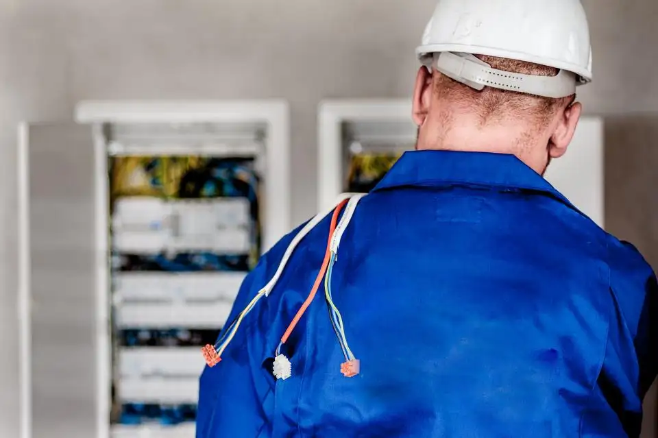 Electricista revisando un cuadro eléctrico